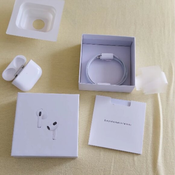 Apple AirPods Pro 2nd Generation - Picture 2 of 3